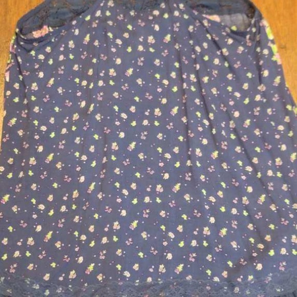 Medium Floral Blue Sleeveless Top - Picture 12 of 15